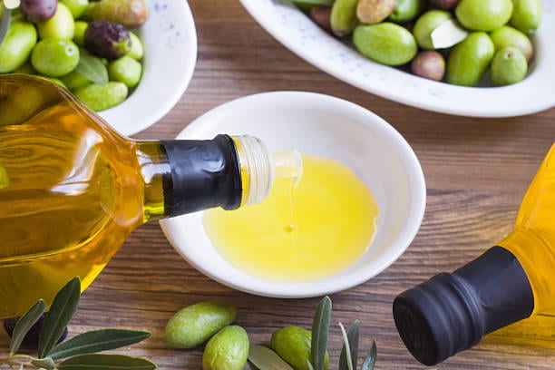 تصویر 1 از روغن زیتون فرابکر اصل با رنگ سبز طلایی و طعم ملایم خانگی